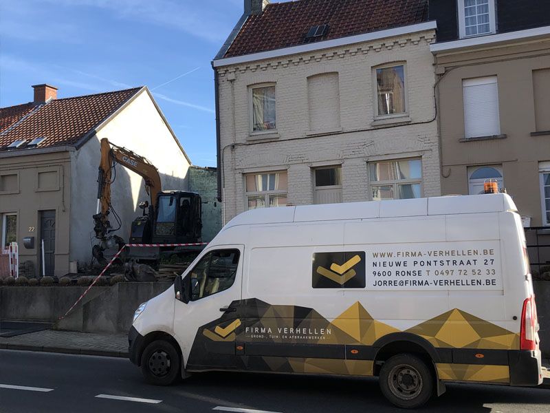Afbraakwerken tussen twee huizen