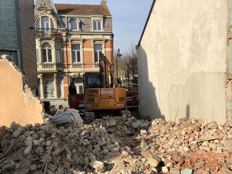 Afbraakwerken tussen twee huizen