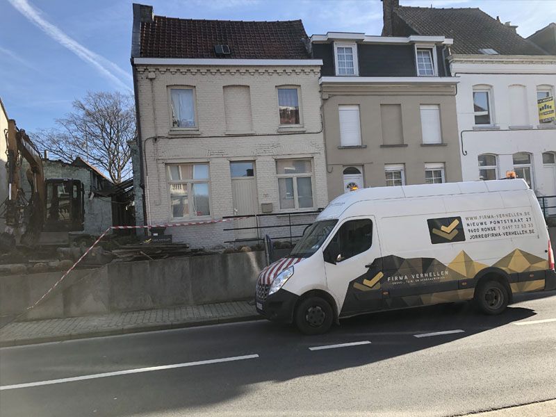 Afbraakwerken tussen twee huizen