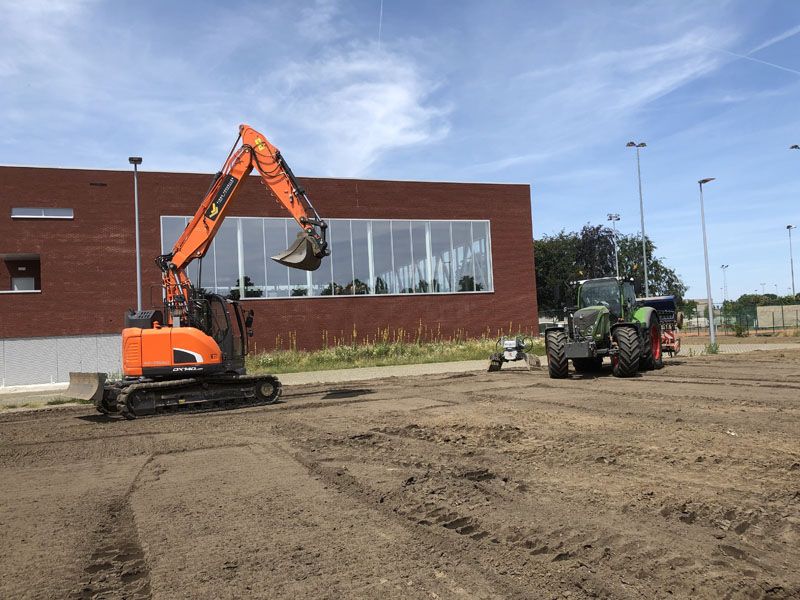 Aanleggen grasplein bij zwembad